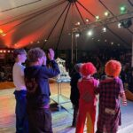 Foto Circus - clowns; achteraanzicht
